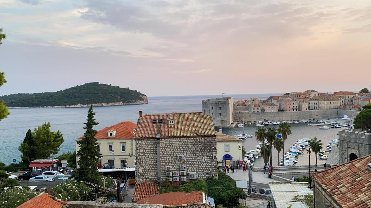 Just A Step To The Old City Gates Dubrovnik Exterior foto
